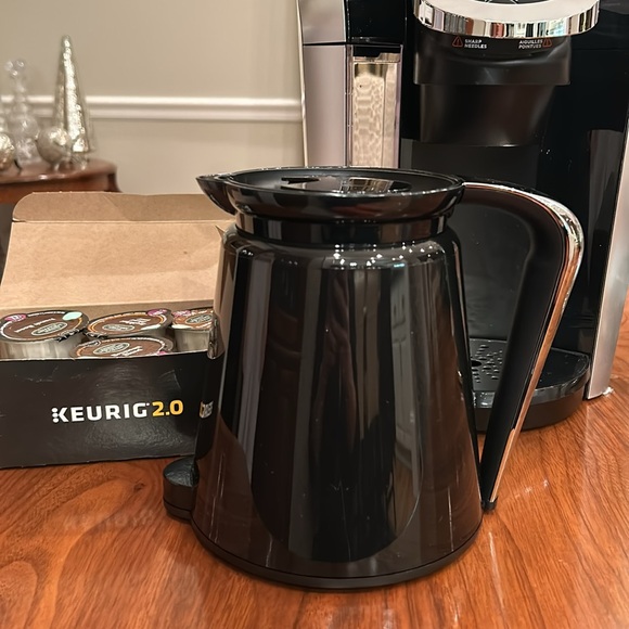 Keurig 2.0 with coffee pot, pod carousel, and a selection of coffees. - Picture 6 of 7